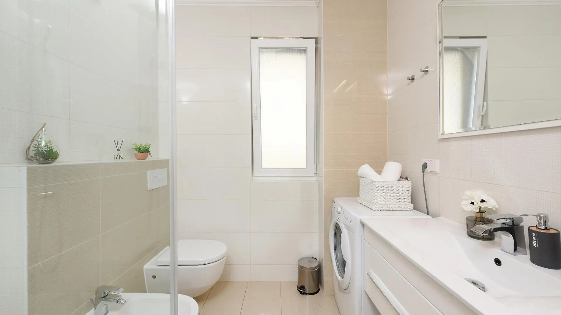 זאדאר Luxurious Urban Retreat Apartment With Whirlpool And Private Parking 0*,
