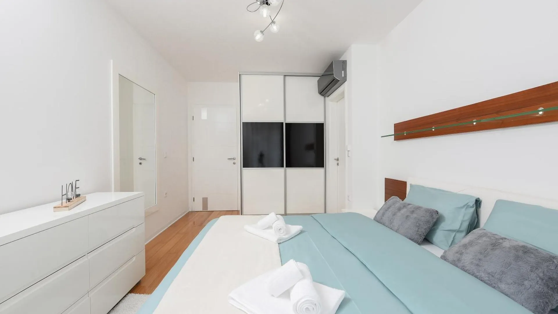 זאדאר Luxurious Urban Retreat Apartment With Whirlpool And Private Parking 0*,